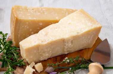 Geleneksel İtalyan yemekleri, 36 aylık mağaralardaki İtalyan parmesan peyniri Parmigiano-Reggiano ve Po River Valley, İtalya 'dan grana padano, yakın çekim.