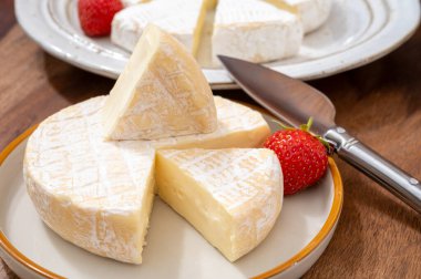 Fransız yumuşak peynir koleksiyonu, kremalı inek sütü peyniri paysan peyniri ve beyaz küflü brie, Fransa