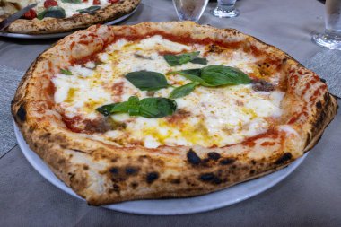 İtalyan pizzacıda fırın fırını, fırın, pizza ve pizza yemek. Kapatın.