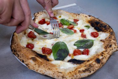 İtalyan pizzacıda fırın fırını, fırın, pizza ve pizza yemek. Kapatın.