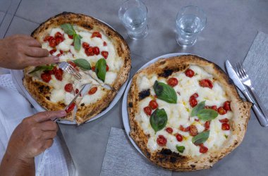 İtalyan pizzacıda fırın fırını, fırın, pizza ve pizza yemek. Kapatın.