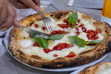 İtalyan pizzacıda fırın fırını, fırın, pizza ve pizza yemek. Kapatın.