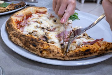 İtalyan pizzacıda fırın fırını, fırın, pizza ve pizza yemek. Kapatın.