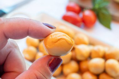 Peynir koleksiyonu, füme sarı İtalyan mini scamorza ya da inek sütünden yapılmış scamorzella peyniri.