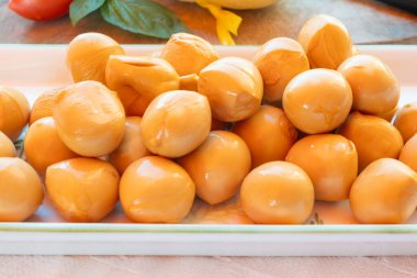 Peynir koleksiyonu, füme sarı İtalyan mini scamorza ya da inek sütünden yapılmış scamorzella peyniri.