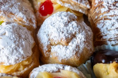İtalyan tatlısı dolce pastası ve kremalı kekler ve Roma, İtalya 'daki zanaatkar fırında yapılan meyveler.