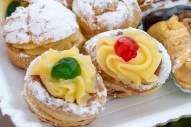 İtalyan tatlısı dolce pastası ve kremalı kekler ve Roma, İtalya 'daki zanaatkar fırında yapılan meyveler.