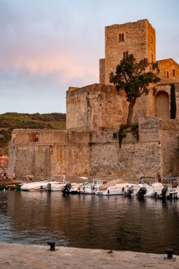 Renkli Collioure 'de gün batımı, dar sokaklar ve sarı, pembe, turuncu evler, yazlık tatil beldeleri tarihi buding ve plajlar, Pirenes-Orientales, Fransa yazın