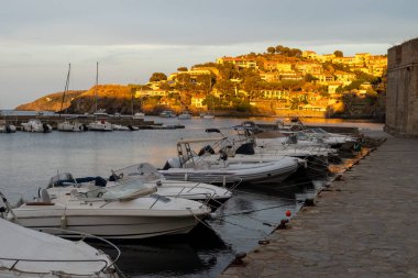 Renkli Collioure 'de gün batımı, dar sokaklar ve sarı, pembe, turuncu evler, yazlık tatil beldeleri tarihi buding ve plajlar, Pirenes-Orientales, Fransa yazın