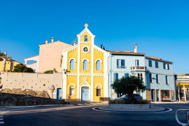 Renkli Collioure manzarası, dar sokaklar ve sarı, pembe, turuncu evler, yazlık tatil beldeleri tarihi buding ve plajlar, Pirenes-Orientales, Fransa yazın