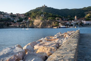 Renkli Collioure manzarası, dar sokaklar ve sarı, pembe, turuncu evler, yazlık tatil beldeleri tarihi buding ve plajlar, Pirenes-Orientales, Fransa yazın