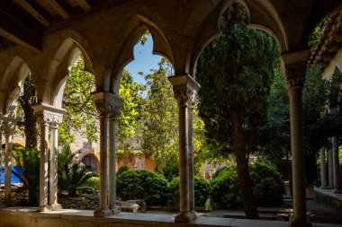 Collioure 'daki eski manastır bahçesi, dar sokaklar ve sarı, pembe, turuncu evler, yazlık tatil beldeleri tarihi buding ve plajlar, Pirenes-Orientales, Fransa yazın