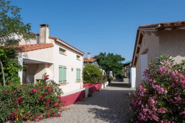 Le Racou hamleti Argeles-sur-Mer 'deki küçük yazlık evler, ya da Katalan' daki kuytu köşeler, Akdeniz kıyısındaki tipik yerler, kumlu yollar, Fransa 'nın Collioure kenti yakınlarındaki turistler.