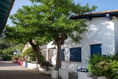 Le Racou hamleti Argeles-sur-Mer 'deki küçük yazlık evler, ya da Katalan' daki kuytu köşeler, Akdeniz kıyısındaki tipik yerler, kumlu yollar, Fransa 'nın Collioure kenti yakınlarındaki turistler.