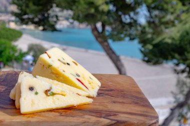 Taze roket salatası, siyah biber, zeytin, şarap, Sicilya peyniri, Palermo yemeği ve Mondello sahilindeki deniz manzarası nea Palermo, Sicilya