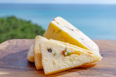 Taze roket salatası, siyah biber, zeytin, şarap, Sicilya peyniri, Palermo yemeği ve Mondello sahilindeki deniz manzarası nea Palermo, Sicilya