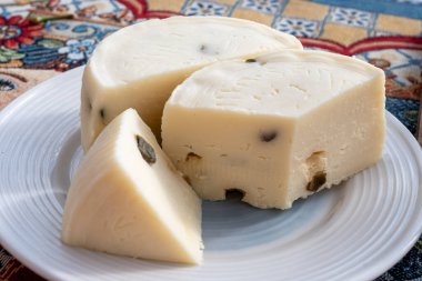 Primo İndirimli Sert Peynir. Karışık sütten yapılmış. İnce beyaz kabuklu.