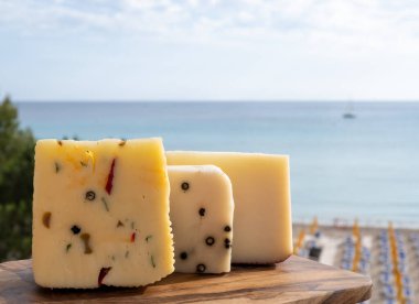 Taze roket salatası, siyah biber, zeytin, şarap, Sicilya peyniri, Palermo yemeği ve Mondello sahilindeki deniz manzarası nea Palermo, Sicilya