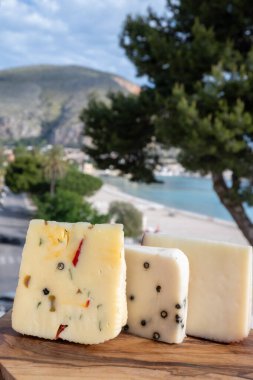 Taze roket salatası, siyah biber, zeytin, şarap, Sicilya peyniri, Palermo yemeği ve Mondello sahilindeki deniz manzarası nea Palermo, Sicilya