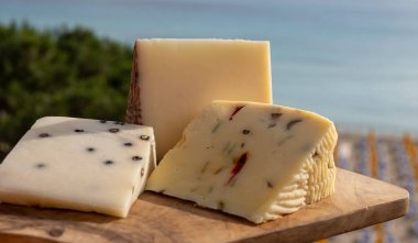 Taze roket salatası, siyah biber, zeytin, şarap, Sicilya peyniri, Palermo yemeği ve Mondello sahilindeki deniz manzarası nea Palermo, Sicilya