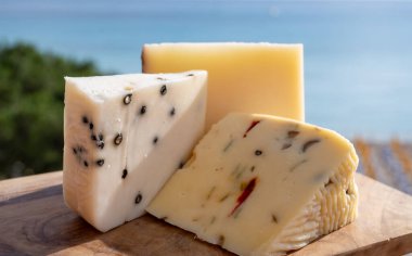 Taze roket salatası, siyah biber, zeytin, şarap, Sicilya peyniri, Palermo yemeği ve Mondello sahilindeki deniz manzarası nea Palermo, Sicilya