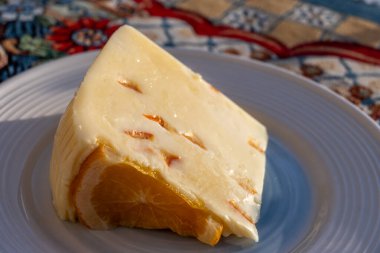 İtalyan provolone peyniri taze portakalla yapılır, Sicilya peyniri, Palermo yemeği, Mondello 'da servis edilir.