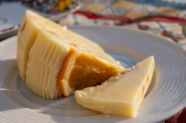 İtalyan provolone peyniri taze portakalla yapılır, Sicilya peyniri, Palermo yemeği, Mondello 'da servis edilir.