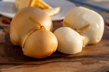 İtalyan yarı sert el yapımı beyaz ve çiftlik scamorza peynirinde tütsülenmiş, Apulia ya da Calabria bölgelerindeki inek sütünden.