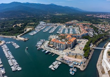 Collioure ve Angeles-sur-mer, Cote Vermeille, Pyrenees-Orientales, Occitania, Fransa yakınlarında beyaz kumlu plajları olan deniz manzarası. Liman ve Le Racou plajı, tatil beldesi.