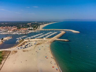 Deniz manzaralı, Collioure, Cote Vermeille, Pyrenees-Orientales, Occitania, Fransa yakınlarında beyaz kumlu plajlar. Liman ve Angeles-sur-mer plajı, tatil beldesi