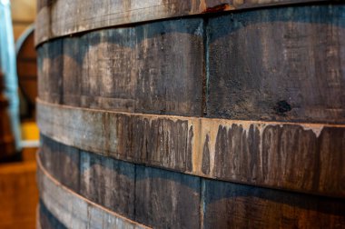 Collioure 'daki eski meşe fıçılarını ziyaret edin. Doğal tatlı kırmızı cru şarabı için eski meşe fıçıları. Banyuls, Katalan Pirenesi, Roussillon, Fransa' nın yamaçlarındaki eski sarmaşıklardan güçlendirilmiş tatlı şarabı.