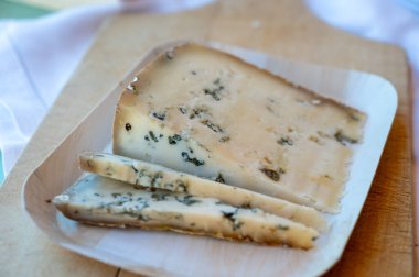 Fransız mavi peyniri Bleu des Basques, Fransa 'nın Bask ülkesindeki mağaralarda keçi sütünden yapılmıştır.