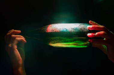 Şampanya şişesinde tortu kontrolü, ikincil fermantasyon sırasında ölü maya hücreleri, geleneksel kremant üretim yöntemi, Limoux, Occitania, Fransa 'da beyaz köpüklü şarap