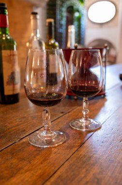 Cahors şarap üretim bölgesinde yeraltı mağaraları ve şarap tatma şatolarının ziyareti, beyaz, gül ve kırmızı malbec şarapları, Fransa enotürizmi, kadehe şarap dökülmesi