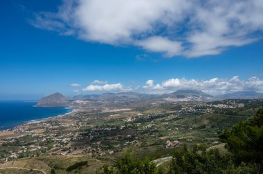 Erice 'nin zirvesinden manzaralı kıyı yollarına, zeytinliklerine, Riserva Naturale Orientata Monte Cofano ve Akdeniz manzaralı panoramik manzaralı, İtalya' nın güneyinde seyahat yeri