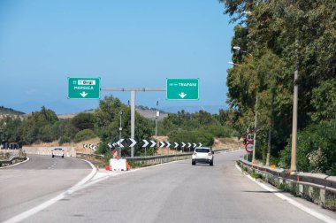 Sicilya, İtalya 'da yol ulaşımı, otobanlarla şehirlere yeşil işaretler, şehir yollarındaki mavi işaretler. Oklar, mesafeler, çıkışlar yol işaretleri yolcuların Sicilya 'da gezinmesine yardımcı oluyor