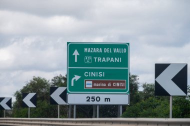 Sicilya, İtalya 'da yol ulaşımı, otobanlarla şehirlere yeşil işaretler, şehir yollarındaki mavi işaretler. Oklar, mesafeler, çıkışlar yol işaretleri yolcuların Sicilya 'da gezinmesine yardımcı oluyor
