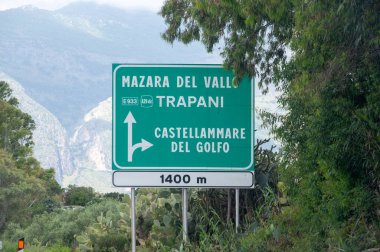 Sicilya, İtalya 'da yol ulaşımı, otobanlarla şehirlere yeşil işaretler, şehir yollarındaki mavi işaretler. Oklar, mesafeler, çıkışlar yol işaretleri yolcuların Sicilya 'da gezinmesine yardımcı oluyor