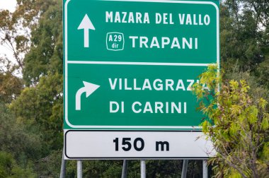 Sicilya, İtalya 'da yol ulaşımı, otobanlarla şehirlere yeşil işaretler, şehir yollarındaki mavi işaretler. Oklar, mesafeler, çıkışlar yol işaretleri yolcuların Sicilya 'da gezinmesine yardımcı oluyor