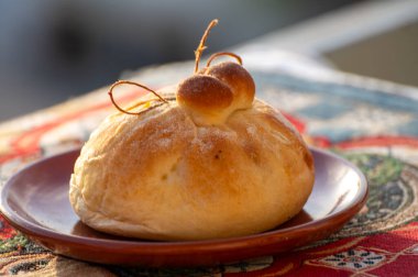 Domates, sebze, parmaham ve peynirle dolu burrata peynirli taze ekmek, Palermo, Sicilya, İtalya 'da sokak yemekleri, Mondello sahilinde öğle yemeği için servis ediliyor.