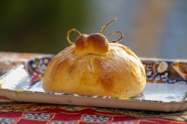 Domates, sebze, parmaham ve peynirle dolu burrata peynirli taze ekmek, Palermo, Sicilya, İtalya 'da sokak yemekleri, Mondello sahilinde öğle yemeği için servis ediliyor.