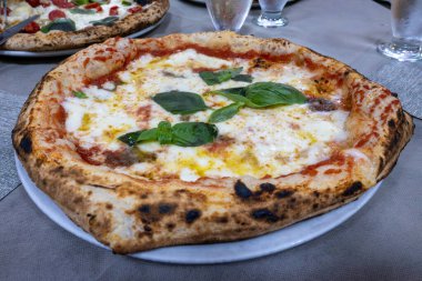 İtalyan pizzacıda fırın fırını, fırın, pizza ve pizza yemek. Kapatın.