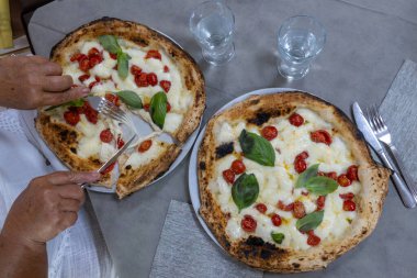 İtalyan pizzacıda fırın fırını, fırın, pizza ve pizza yemek. Kapatın.