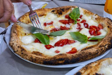 İtalyan pizzacıda fırın fırını, fırın, pizza ve pizza yemek. Kapatın.