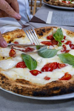 İtalyan pizzacıda fırın fırını, fırın, pizza ve pizza yemek. Kapatın.