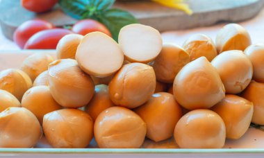 Peynir koleksiyonu, füme sarı İtalyan mini scamorza ya da inek sütünden yapılmış scamorzella peyniri.