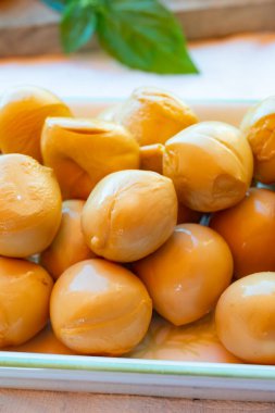 Peynir koleksiyonu, füme sarı İtalyan mini scamorza ya da inek sütünden yapılmış scamorzella peyniri.