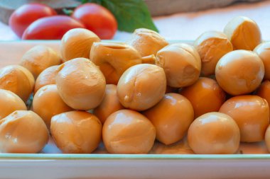 Peynir koleksiyonu, füme sarı İtalyan mini scamorza ya da inek sütünden yapılmış scamorzella peyniri.