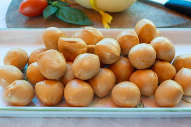 Peynir koleksiyonu, füme sarı İtalyan mini scamorza ya da inek sütünden yapılmış scamorzella peyniri.