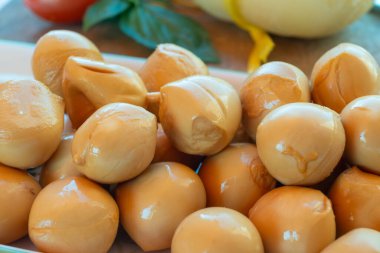 Peynir koleksiyonu, füme sarı İtalyan mini scamorza ya da inek sütünden yapılmış scamorzella peyniri.